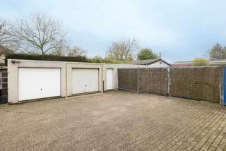 <p><span><strong>Ruim duplex appartement met studio, garage en groot terras – ideaal als opbrengsteigendom</strong><br /><br /></span><span></span></p>
<p><span>Indeling:<br /></span><span>Eerste verdieping: Lichtrijke woonkamer met aansluitende keuken,</span><span> twee slaapkamers, wasplaats/berging badkamer en apart toilet. Ruim terras.</span></p>
<p><span>Tweede verdieping: </span><span>Volledig afgewerkte studio</span><span> met eigen badkamer, ideaal als extra woonruimte of verhuureenheid.</span></p>
<p><span>Troeven in de kijker:</span></p>
<p><span><span> </span>•<span> </span>Aparte garagebox (aan te kopen aan €20.000,-)<br /></span><span>•<span> </span>Conforme elektriciteit en EPC B<br /></span><span>•<span> </span>Vernieuwde ketels en sanitair<br /></span><span>•<span> </span>Instapklaar, enkel keuken te vernieuwen<br /></span><span>•<span> </span>Perfect als </span><span>opbrengsteigendom of gezinswoning<br /><br /><br /></span><span>Interesse? Neem contact op met </span><span>FLOR Vastgoed</span><span> via 03 283 62 43 of info@flor-vastgoed.be.</span></p>
