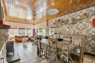 Landelijk en rustig gelegen open bebouwing op een perceel van 3.539 m². De woning biedt u een inkomhal, woonkamer met houtkachel, ingerichte...