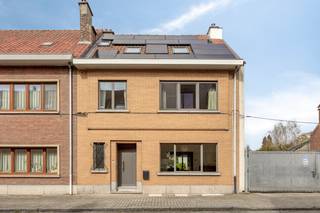 Op zoek naar een woning met verschillende troeven te koop te Grimbergen? Ontdek deze indrukwekkende woning met een grote bewoonbare oppervlakte, tuin en volledig instapklaar. Deze woning is perfect gelegen in de Vlaamse Rand met een vlotte bereikbaarheid naar Brussel en Antwerpen, vlakbij openbaar vervoer, scholen en winkels. Indeling van de woning:KelderGelijkvloers:- Leefruimte- Eetkamer- Keuken- Aparte (was)berging- Veranda- Tuin met terrasEerste verdieping:- 1 ruime slaapkamer (mogelijkheid tot opsplitsen in 2 slaapkamers)- 1 ruime badkamer met douche en badTweede verdieping:- 2 slaapkamers- BergruimteExtra troeven van deze woning:- Volledig gerenoveerd- Elektriciteit conform- Voorzien van zonnepanelen én batterij- Instapklaar- Deze woning combineert comfort, energiezuinigheid en ruimte op een uitstekende locatie.De woning is beschikbaar vanaf 01/01/2027.De eigendom wordt aangeboden via de Pre-sale formule. Op 22/04/2026 tussen 16u en 18u en op 23/04/2026 tussen 16u en 18u kan u de woning op afspraak komen bezichtigen en een bod uitbrengen. De vermelde prijs is een instelprijs.Interesse? Neem vandaag nog contact op voor een bezoek!De eigendom wordt aangeboden via de Pre-sale formule. Op 22/04/2026 tussen 16:00 en 18:00 kan u de woning op afspraak komen bezichtigen en een bod uitbrengen. De vermelde prijs is een instelprijs. Voor meer info, gelieve contact op te nemen met de dossierverantwoordelijke.Bestuursmaatregelen in het maatregelenregister: in aanvraag