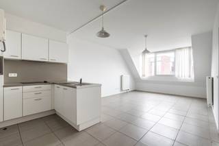 <div><span><span>Serviceflat in centrum Arendonk op de bovenste verdieping met terras en 1 slaapkamer.<br /></span></span></div>
<div><span><span>Gelegen in het centrum van Arendonk met winkels, restaurants en openbaar vervoer.</span></span></div>
<div><span><span> </span></span></div>
<div><span><span>Omschrijving:</span></span></div>
<div><span><span>Het appartement ligt op de bovenste verdieping en is te bereiken via lift.<br />De inkomhal komt uit in de leefruimte. Deze mooie open ruimte is opgedeeld in een zithoek, eethoek en open keuken met aanpalende berging. De keuken is volledig geïnstalleerd en de berging doet dienst als wasplaats en technische ruimte. Naast de leefruimte bevindt zich de ruime slaapkamer met toegang tot het terras en een aanpalende badkamer. De moderne badkamer is voorzien van een douche, toilet en wastafel. Alle ruimtes en deuren zijn tevens aangepast aan rolstoel gebruikers.</span></span></div>
<div><span><span> </span></span></div>
<div><span><span>Het gebouw is alsook voorzien van een gemeenschappelijke ontspanningsruimte.<span> </span></span></span></div>