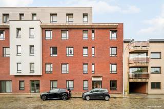 Instapklaar appartement met 2 slaapkamers te koop in Kortrijk.<br /><br />Dit rustig gelegen appartement op de 2de verdieping in St-Jan bestaande uit: inkomhal, berging/technische ruimte, woonkamer met aanpalende ingerichte keuken, nachthal, badkamer en apart toilet, 2 slaapkamers.<br /><br />Zonnig terras met zicht op het park.<br /><br />Verplicht bij te kopen staanplaats (+16.000€)<br />Mogelijkheid tot bijkopen 2de staanplaats (+5000€)<br /><br /><strong>Troeven?</strong><br /><br />+ Recent appartement (2017);<br />+ Centrale ligging nabij Kortrijk centrum;<br />+ Lichtrijk appartement met zuidoost gericht terras;<br />+ Laag verbruik, label A;<br />+ Gemeenschappelijke fietsenstalling.<br /><br />Interesse in dit energiezuinige appartement te koop in Kortrijk? Neem vandaag nog contact op voor een bezoek en ontdek zelf alle troeven van deze prachtige eigendom.