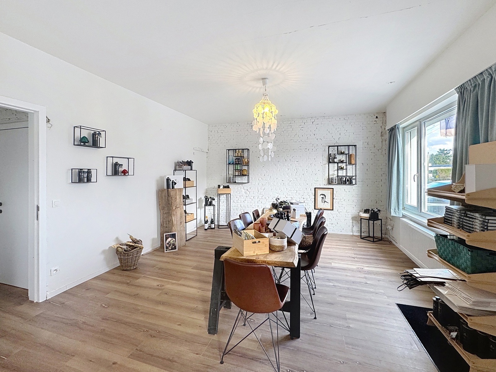 Gerenoveerde handelspand met zonnige tuin + parkeerplaatsen - foto 4