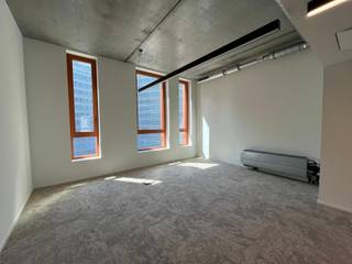 <p><span>Moderne en lichtrijke kantoorruimten te huur, verdeeld over 2 verdiepingen in een prestigieus gebouw dat momenteel wordt gerenoveerd. De kantoren bieden een unieke werkomgeving in het hart van de Europese wijk, vlak bij Schuman en het Berlaymontgebouw.</span></p>
<p><span>De ruimtes zijn uitgerust met geavanceerde technologieën en moderne voorzieningen, waaronder performante ventilatie, zonnepanelen, een warmtepomp, ledverlichting, beveiligde toegang, douches, fietsenstalling en een vergaderzaal. Een </span><strong><span>privéterras van 129 m²</span></strong><span> vervolledigt het geheel en biedt een uitzonderlijke buitenruimte.</span></p>
<p><span>In de onmiddellijke omgeving bevinden zich tal van voorzieningen, waaronder winkels, restaurants, bars, fitnesscentra, hotels en parkings. Het gebouw is bovendien uitstekend bereikbaar met het openbaar vervoer.</span></p>
<p><strong><span>Huurprijs exclusief lasten en belastingen.</span></strong></p>