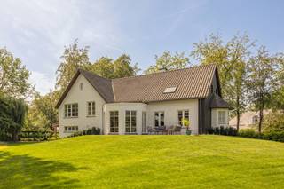 <p>Op een uitstekende locatie op de grens van Halle en Schilde, bevindt zich deze ruime en instapklare gezinswoning. De woning werd grondig gerenoveerd in 2026 en combineert hedendaags wooncomfort met een praktische indeling en hoogwaardige afwerking. Dankzij de fraai aangelegde en volledig omheinde tuin, de royale leefruimtes en de gunstige ligging op wandelafstand van het “Park van Halle”, vormt dit een ideale thuis voor gezinnen die op zoek zijn naar ruimte, comfort en rust.</p>
<p><strong>GELIJKVLOERS<br /></strong>Ruime <strong>inkomhal </strong>van<strong> 21 m²</strong> op natuursteen met gastentoilet en handenwasser. <br />Via een stijlvolle smeedijzeren deur bereikt u de lichtrijke <strong>woonkamer </strong>van<strong> 48 m²</strong> op parket, uitgerust met een gezellige gashaard en een ingebouwd tv-meubel.<br /><strong>Bureel </strong>van<strong> 11 m²</strong> op parket, ideaal voor thuiswerk of hobbyruimte.<br />De volledig ingerichte <strong>keuken </strong>van<strong> 22 m²</strong> beschikt over een inductiekookplaat, ingebouwde koelkast, vaatwasser, heteluchtoven, dubbele spoelbak en een granieten werkblad.<br />De gezellige ontbijthoek biedt een prachtig zicht op de tuin en geeft rechtstreeks toegang tot het<strong> terras </strong>van<strong> 20 m².<br /></strong>Verder is er een koele <strong>berging </strong>van<strong> 11 m²</strong> op tegelvloer.<br /><br />De fraai aangelegde tuin is volledig omheind en biedt optimale privacy.</p>
<p>De woning beschikt bovendien over een <strong>kelder </strong>van<strong> 96 m²</strong> en een <strong>garage </strong>van<strong> 37 m²</strong> met automatische poort, uitgietbak en aansluitingen voor wasmachine en droogkast.</p>
<p><strong>1STE VERDIEPING<br /></strong><strong>Nachthal 9 m²</strong> op parket. <br />De <strong>hoofdslaapkamer </strong>van<strong> 14 m²</strong> op plankenvloer beschikt over een ensuite <strong>dressing </strong>van <strong>7 m²</strong> en ensuite <strong>badkamer </strong>van<strong> 15 m²</strong>.<br />De badkamer is uitgerust met een ligbad, inloopdouche, dubbel lavabomeubel, spiegelkasten en toilet.</p>
<p><strong>2<sup>de</sup> slaapkamer 13 m²</strong> met ingemaakte kasten. <br /><strong>3<sup>de</sup> slaapkamer 12 m².</strong><br />De <strong>2<sup>de</sup> badkamer </strong>van <strong>12 m²</strong> is voorzien van een douche en lavabo met meubel.</p>
<p><strong>2DE VERDIEPING<br /></strong>Op de tweede verdieping bevindt zich een zéér ruime <strong>4de slaapkamer </strong>van<strong> 30 m²</strong> op parket, alsook een praktische <strong>berging</strong> van <strong>10 m²</strong> en een <strong>ruime zolder van 50 m²</strong>.</p>
<p><strong>BIJZONDERHEDEN<br /></strong>De woning is uitgerust met een regenwaterput, cv op aardgas, thermostatische kranen, dubbele beglazing, houten schrijnwerk, een alarmsysteem en een videofoon.</p>
<p><strong>POSITIEVE PUNTEN<br /></strong>Renovatie 2026<br />Gunstig EPC-label<br />Volledig aangelegde tuin<br />Zéér goede bereikbaarheid<br />Rustige, residentiële omgeving<br />Op wandelafstand van "Park van Halle"</p>