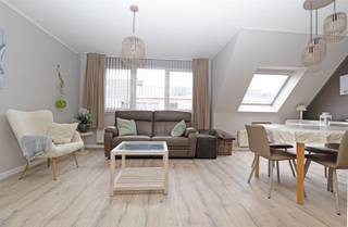 <p><span>Tijdloos en instapklaar bemeubeld appartement op een uitstekende locatie in Hasselt</span></p><p><span>Dit goed onderhouden appartement, gelegen op de derde verdieping, biedt een bewoonbare oppervlakte van ± 67 m². Het is bemeubeld, waardoor het meteen instapklaar is. Dankzij de oriëntatie geniet u hier van een aangename lichtinval. </span></p><p><span>Het woongedeelte bestaat uit een open aaneenschakeling van een zithoek, een eethoek en keuken. </span></p><p><span>Het nachtgedeelte bestaat uit twee slaapkamers, waarvan één met een klein terras, een douchekamer met wastafel alsook een wasmachine en droogkast en een apart toilet. Daarnaast is er nog een praktische opbergzolder.</span></p><p><span>Bij het appartement hoort een ondergrondse kelderberging.</span></p><p><span>Huurprijs: 850 EUR per maand.<br />Gemeenschappelijke kosten: 85 EUR per maand.</span></p><p><span> </span></p>