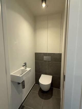 Dit uniek en ruim appartement + kelder is klaar voor verhuur.<br /><br />Gelegen op gelijkvloers, met hoge entree (3,5m).<br />Oppervlakte 67m2<br />EPC nog in aanvraag. Volgens plan: EPC 20 - EPC level A<br /><br />- Woonkamer: <br />○ Accordeon raam van 3m breed, naar het zuiden gericht<br />○ Parkettegel<br />- Keuken:<br />○ U-vorm<br />○ Inductiefornuis<br />○ Frigo<br />○ Vaatwas<br />○ Dampkap<br />○ Oven - microgolf<br />- Slaapkamer<br />○ Accordeon raam 2m breed<br />○ Parkettegel<br />- Badkamer <br />○ Inloopdouche met glazen wand<br />○ Wastafel, spiegel, verlichting<br />○ Plaats voor wasmachine, droogkast<br />- Toilet<br />- Berging<br />- Terras 7m2<br />○ Aan groene binnentuin !!!!<br /><br />Algemeen:<br />- BEN woning EPC klasse A<br /> - Vloerverwarming<br />- De betere materialen<br />- Wit geverfd<br />- Verlichting is aanwezig<br />- Voldoende stopcontacten<br />- Internet via Telenet of Proximus (fibre)<br /><br />Alle nutsvoorzieningen (warmtenet, elektriciteit en water) zijn privé op te nemen door de huurder<br /><br />Verder is er voorzien: <br />- Gemeenschappelijke fietsstalling (beveiligd)<br />- Inclusief extra beveiligde koele berging in de kelder<br />- Mogelijkheid tot autostaanplaats<br /><br />Indien u interesse heeft, contacteer ons.<br />
