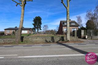 Mooie bouwgrond voor <strong>halfopen bebouwing </strong>van 6a83ca, aan de Hasseltsesteenweg, met maar liefst 170 m² bouwoppervlakte.<br /><br /><strong>Ligging<br /><br /></strong>Centraal gelegen bij Tongeren.<br /><br />Uitzicht op platteland.<br /><br />Centrum van Tongeren op 3 km, openbaar vervoer op 100 meter.<br /><br /><strong>Contacteer ons voor meer informatie: 012 744 844</strong>