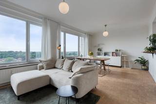 Indeling:<br /><br />Verdieping 10 (bereikbaar met de liften of trap):<br />- inkomhal voorzien van meerdere ingemaakte kasten<br />- apart toilet met handenwasser<br />- woon- en eetkamer (29m²)<br />- volledig uitgeruste halfopen keuken (7,60m²)<br />- overdekt terras (aansluitend aan de keuken) (5m²)<br />- slaapkamer 1 (8,50m²)<br />- slaapkamer 2 (16,50m²)<br />- badkamer met inloopdouche, lavabo en aansluitingen voor wasmachine (4m²)<br /><br />Verdieping -1:<br />- privatieve kelderberging<br /><br />Extra:<br />- verplichte aankoop van een bovengrondse autostaanplaats voor €14.000<br /><br />Bijzonderheden:<br />- volledig instapklaar appartement met een vernieuwde keuken (2024) en badkamer (2021)<br />- panoramisch uitzicht waarbij u elke dag geniet van zowel de zonsopgang als de zonsondergang<br />- veiligheidsdeur aanwezig<br />- gunstige EPC-score, conforme elektriciteit en asbestveilig<br />- netjes onderhouden gebouw met lift, conciërge, pakjesdienst en gemeenschappelijke fietsenberging<br />- ideaal gelegen vlakbij openbaar vervoer, winkels, parken, verschillende invalswegen.. met een mobiscore van 9/10 (!)<br /><br />Bent u geïnteresseerd in dit appartement te koop in 2020 Antwerpen? Aarzel dan niet om contact met ons op te nemen via janice.racaj@dewaele.com of op 03 206 76 73. <br />Wenst u uw eigendom ook te koop of te huur te stellen? We helpen u graag verder. <br />Steeds tot uw dienst om u verder te helpen met al uw vragen over vastgoed!<br /><br />Bestuursmaatregelen in het maatregelenregister: nee