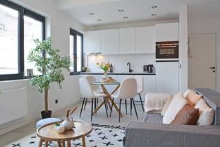 <p>Algemeen</p><p>Op het gelijkvloers in dit volledig gerenoveerde gebouw van 6 appartementen vinden we dit mooi appartement terug met 2 slaapkamers. Het gebouw werd volledig gestript en vernieuwd. Qua isolatie is er dakisolatie (10 cm PUR) en gevelisolatie voorzien. Ook de ramen werden vernieuwd waardoor u over een energiezuinig appartement zal beschikken.</p><p>Dit kwaliteitsvol appartement is gelegen op een toplocatie te Edegem, centraal gelegen nabij het centrum en invalswegen. Met de lage algemene kosten en aparte meters voor water, gas en elektriciteit is dit een zeer interessant startersappartement of investering.</p><p>Indeling</p><p>Via een gezellige traphal bereiken we de leefruimte die voorzien is van parket en een open keuken. De keuken beschikt over Siemens toestellen en een composieten werkblad.  Wat opvalt is het vele licht dat binnenvalt in het appartement. Handige berging aanwezig met condensatieketel en aansluitingen wasmachine. Twee leuke slaapkamers op parket aanwezig waarvan één met toegang tot een koertje.</p><p>De volledig betegelde badkamer is compact en uitgerust met douche, toilet en lavabomeubel. Ruime kelderberging is tevens mee in de prijs inbegrepen. Fietsenberging is in de kelder voorzien.</p><p>Interesse?</p><p>Zoekt u een vernieuwbouw appartement om zelf te wonen of als investering op een zeer gegeerde locatie ten zuiden van Antwerpen?</p><p>Wees dan snel en neem contact op via 03/459 89 59.</p><p></p>