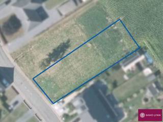 Perceel voor open bebouwing, met prachtige verzichten achteraan in de tuin. <br />Perceel van 837m² voor een open bebouwing, tuin is noordoost georiënteerd.<br />Toegelaten bouwzone: gelijkvloers: 10,14m x 15m - verdieping 10,14m x 12m.<br />Zowel plat dak als schuin dak toegelaten.<br />Kelder toegelaten.<br />Bijgebouw van maximum 40m² toegelaten.<br />Zwembad/ zwemvijver toegelaten.<br />Zeer landelijk gelegen, met prachtige verzichten achteraan.<br />Centraal gelegen op de grens tussen Kampenhout en Boortmeerbeek. Op wandelafstand van openbaar vervoer, winkels en de Vaart. <br />Meer info? Contacteer ons via info@immolynn.be!