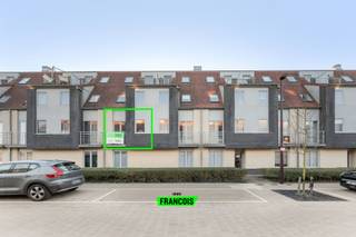 Instapklaar 2-slaapkamerappartement op topligging in Vosseslag!<br /><br />Dit energiezuinige (EPC B) appartement met twee slaapkamers is ideaal gelegen in het hart van Vosseslag, op wandelafstand van strand, zee, duinen en bos. Dankzij de vlotte verbindingen via invalswegen en openbaar vervoer bereikt u snel het centrum van De Haan en Bredene.<br /><br />Het appartement bevindt zich op de eerste verdieping en verwelkomt u via een inkomhal met praktische ingemaakte kasten. De lichtrijke woonkamer met open, volledig uitgeruste keuken geeft rechtstreeks toegang tot het balkon. Verder beschikt het appartement over een aparte berging, een badkamer met lavabo, douche en toilet, en twee ruime slaapkamers.<br /><br />De elektriciteit is conform en het gebouw is voorzien van een lift, wat het wooncomfort extra verhoogt.<br /><br />Bij het appartement hoort een staanplaats die verplicht mee aan te kopen is aan €10.000. In het complex is ook een afgesloten fietsenberging aanwezig. <br /><br />Dit appartement is ideaal als vaste woonst, investering of als tweede verblijf aan de Belgische kust.<br /><br />Wenst u kans te maken op deze topper? Neem dan zeker contact op met Victor via het nummer +32 470 64 60 28 of via mail naar Victor@immofrancois.be. Daarnaast kan u ook steeds bij ons terecht voor een gratis en vrijblijvende waardebepaling van uw eigendom. <br /><br />