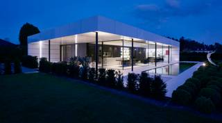 <strong>EXCLUSIEVE DESIGNWONING MET TIJDLOZE ARCHITECTUUR EN HIGH-END AFWERKING.<br /></strong><br />In Dilsen-Stokkem bevindt zich deze uitzonderlijke designwoning, een architecturale parel waarin minimalisme, technologie en wooncomfort naadloos samenkomen. Deze unieke residentie werd ontworpen als visitekaartje van PAS Interieurconcepten en ademt visie, vakmanschap en pure woonbeleving.<br /><br />De woning onderscheidt zich onmiddellijk door haar strakke en tijdloze architectuur. Aluminium cassettes, grote profielloze glaspartijen en een doorgedreven lijnenspel creëren een bijzonder esthetisch geheel waarbij binnen- en buitenruimte perfect in elkaar overvloeien. Elk detail werd doordacht uitgewerkt met oog voor functionaliteit, rust en verfijning.<br /><br />Binnen geniet u van een exclusief interieurconcept waarin technieken volledig geïntegreerd werden in het ontwerp. Keukentoestellen, deuren en opbergruimtes verdwijnen subtiel in maatwerk, waardoor een uiterst sereen en luxueus totaalbeeld ontstaat. De woning beschikt bovendien over innovatieve technieken zoals vloerverwarming gecombineerd met plafondpanelen voor zowel verwarming als koeling, een centraal stofzuigsysteem, uitgebreid domotica-systeem en een uitzonderlijk energiezuinig karakter.<br /><br />De indeling van de woning werd ontworpen met focus op comfort, lichtinval en praktische leefbaarheid. Via de stijlvolle inkomhal bereikt u het gastentoilet, de ruime leefruimte en de luxueuze leefkeuken, die samen het hart van de woning vormen. De master bedroom beschikt over een ensuite badkamer en biedt een oase van rust en privacy. Verder bevindt zich op het gelijkvloers nog een tweede slaapkamer met eigen badkamer en daarnaast een praktische wasplaats.<br /><br />In de kelderverdieping bevinden zich nog twee volwaardige slaapkamers, een polyvalente hobbyruimte of kantoorruimte en een technische ruimte.<br /><br />Ook buiten werd niets aan het toeval overgelaten. De prachtige zwemvijver en ingebouwde jacuzzi zorgen voor een unieke vakantiesfeer in eigen tuin, terwijl de vrijstaande garage van ca. 100m² tal van mogelijkheden biedt voor wagenliefhebbers, opslag of hobbyactiviteiten.<br />Dankzij de hoogwaardige isolatieschil en het vooruitstrevende ontwerp behaalt deze woning een indrukwekkend energiepeil, volledig afgestemd op hedendaags en toekomstgericht wonen.<br /><br />Deze eigendom is meer dan een woning — het is een totaalconcept waarin architectuur, interieur en techniek elkaar versterken tot een unieke woonervaring. Een zeldzame opportuniteit voor liefhebbers van design, luxe en compromisloos comfort.<br /><br />Interesse in deze exclusieve architectenwoning? Contacteer ons voor meer informatie of een persoonlijke rondleiding.