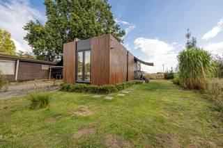 <strong>Verplaatsbare vakantiewoning op wielen in duurzame staalconstructie van Thijs Housing. Compleet uitgerust met woonkamer, keuken, badkamer, slaapkamer en terras. Flexibel inzetbaar als mantelzorgwoning, gastenverblijf of tijdelijke woonruimte. Gelegen op Camping Korte Heide in Lichtaart, recht tegenover Bobbejaanland en vlak bij bossen, vijver, wandelroutes en De Kleine Nete<br /><br />Ligging:</strong> de unit bevindt zich op Camping Korte Heide in Lichtaart, recht tegenover attractiepark Bobbejaanland. De camping ligt aan een natuurlijke zwemvijver met zandstrand en speelgelegenheid. In de directe omgeving zijn er volop wandel- en fietsroutes, mogelijkheden voor kajaktochten op de Kleine Nete en diverse visplekken. Daarnaast liggen de steden Turnhout, Herentals en Geel op korte rijafstand. <br /><br /><strong>Indeling: </strong>woonkamer, open keuken, badkamer, slaapkamer. <strong>Buiten: </strong>terras en tuin. <br /><br /><strong>Omschrijving:</strong> u betreedt de unit via de zijdeur en komt direct in de lichte woonkamer. Dankzij de ramen en de dubbele openslaande deuren aan de achterzijde valt er veel daglicht binnen. Deze deuren geven toegang tot een ruim terras met een prachtig zicht op de Kleine Nete.
<p>Langs de rechter wand bevindt zich de keukenopstelling voorzien van voldoende werk- en kastruimte, met elektrische kookplaat, ijskast en diepvriezer, vaat- en wasmachine aanwezig. Zo is er ook een praktische keuken aanwezig zonder dat dit ten koste gaat van de leefruimte.</p>
<p>Vanuit de woonkamer leidt een hal naar de overige vertrekken. Aan de linkerzijde vindt u de badkamer, compleet uitgerust met douche, wastafel en toilet. Naast de badkamer is de boiler geplaatst, netjes weggewerkt en gemakkelijk bereikbaar.</p>
<p>Achterin de unit bevindt zich de slaapkamer. Deze biedt ruimte aan een tweepersoonsbed en kasten en is door de ligging rustig en privé.</p>
<p>De unit heeft een totale afmeting van 12,50 m x 3,99 m en is efficiënt ingedeeld. Dankzij het aangrenzende terras en de praktische indeling is dit een ideale oplossing voor mantelzorgwoning, gastenverblijf of tijdelijke woonruimte.<br /><br /><strong>Extra voordelen:</strong><br />-de woonkamer is groot genoeg om in te delen, waardoor het mogelijk is hier een tweede slaapkamer te creëren. Zo kunt u de unit eenvoudig aanpassen aan je woonwensen<br />-gebouwd in staalskeletbouw en biedt daardoor belangrijke voordelen. Het staal is duurzaam en bestand tegen ongedierte, schimmel en rot<br />-dankzij de hoge sterkte-gewichtsverhouding is de constructie robuust én toch licht<br />-dubbele isolatie – 18cm in totaal, tussen en achter de profielen – voor uitstekende thermische en akoestische prestaties<br />-zeer gemakkelijk verplaatsbaar dankzij de ingebouwde wielen, die tevens niet zichtbaar zijn</p>