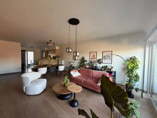 <p>Mooi en degelijk afgewerkt appartement gelegen op de tweede verdieping van residentie Everinga.<br /><br />Het appartement omvat een inkom, living met parket, open ingerichte keuken met aanpalende berging, twee slaapkamers, badkamer met ligbad en geïntegreerde douche, toilet en twee terrassen.<br /><br />Provisie gemeenschappelijke kosten: €80 per maand met jaarlijkse afrekening. <br /><strong>Beschikbaar per 15/12/2026.</strong><br /><br />Interesse om dit pand te bezoeken? Een bezoek kan uitsluitend via onze website aangevraagd worden: https://www.vastgoeddevos.be/te-huur, klik het pand aan dat u wenst te bezoeken en klik vervolgens op "vraag hier uw bezoek aan". </p>