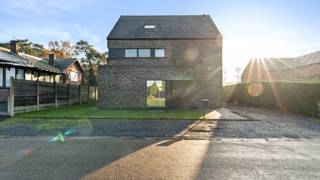 <p><strong>Hedendaagse woonparel in Maasmechelen met licht, luxe en leefcomfort!</strong></p>
<p>Deze stijlvolle woning combineert royale leefruimtes met een praktische indeling en kwalitatieve afwerking. Dankzij de grote raampartijen, hoogwaardige materialen en doordachte indeling geniet u hier dagelijks van licht, comfort en woonkwaliteit.</p>
<p><strong>Gelijkvloers – ruimte, licht en open wonen</strong><br />U wordt ontvangen in een ruime inkomhal met vestiaremogelijkheid en een bijzonder ruim gastentoilet. De inkom staat rechtstreeks in verbinding met de royale leefruimte, die voorzien is van een elegante vloertegel, ingebouwde gashaard, sfeervolle spots en een luxueuze open keuken. De volledige achtergevel bestaat uit grote schuiframen met vliegenramen, waardoor u overal geniet van een prachtig zicht op de tuin. Aan de linkerkant van de inkom bevindt zich een aparte kamer achter een glazen deur – ideaal als bureau, hobbyruimte of speelkamer.</p>
<p>De open keuken beschikt over een ruim afwaseiland met zitmogelijkheid en is uitgerust met alle hedendaagse comfort. Achter de keuken bevindt zich een praktische bijkeuken met extra kookvuur, spoelbak, koelkast, onderhoudsvriendelijke tegelvloer en een eigen buitendeur. Aansluitend vindt u een berging met technische voorzieningen.</p>
<p><strong>Eerste verdieping – slaapverdieping met moderne afwerking</strong></p>
<p>De ruime nachthal met laminaatvloer geeft toegang tot vijf ruimtes. De grote badkamer biedt een inloopdouche, ligbad, groot meubel met lavabo, hangtoilet, kolomkasten en aansluitingen voor wasmachine en droogkast. Voorzien van een vloer in lichte grijze tegel, afgewerkt met mozaïek aan douche en bad.</p>
<p>De masterbedroom, eveneens met laminaat, beschikt over een eigen badkamer met inloopdouche en lavabo. Daarnaast zijn er nog drie extra kamers die flexibel inzetbaar zijn als slaap-, bureau- of dressingruimte. Grote ramen met vliegenramen zorgen in elke kamer voor optimale lichtinval en comfort.</p>
<p><strong>Multifunctionele zolderverdieping</strong><br />De volledig afgewerkte zolder biedt een ruime open slaapkamer met lichte laminaat, twee Veluxramen en een aparte ruimte met hangtoilet en lavabo. Verder is er een grote opbergruimte die perfect als dressing kan ingericht worden.</p>
<p><strong>Volledig omheinde tuin - klaar om van te genieten</strong><br />Achteraan ontdekt u een gezellige, volledig omheinde tuin met een aangelegd gedeeld terras. De ruime tuinberging biedt voldoende plaats voor tuinmateriaal en extra opslag. Een ideale buitenruimte voor wie houdt van privacy en comfort. Vooraan beschikt de woning over een voortuin en een oprit naast de woning.</p>
<p><strong>Ligging – rustig, groen en centraal</strong><br />Deze woning ligt ideaal in een bosrijke omgeving in Maasmechelen, vlakbij de Mechelse Heide en groene wandelgebieden. Tegelijkertijd bent u snel bij de autostrade, winkels, M2 Shopping, Maasmechelen Village en andere steden in de regio. Een perfecte combinatie van rust, natuur en bereikbaarheid.</p>
<p></p>