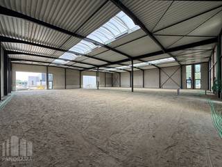 Strategisch gelegen nieuwbouw KMO-unit van 1.193 m² te huur in Deinze. De unit maakt deel uit van het KMO-park '<strong>SCHIPDONK</strong>'. Deze locatie zorgt voor een uitstekende ligging in de industriezone met vlotte bereikbaarheid, op slechts 6 km van de <strong>E17 </strong>richting Gent en Kortrijk.<br /><br />De opslagruimte beschikt over een vrije hoogte van 6 meter en is toegankelijk via<strong> 2 sectionale poorten</strong> met aparte toegangsdeur. Verder is de loods uitgerust met polybetonvloer, lichtstraat met rookluik en LED-verlichting. De unit beschikt over aansluitingen voor elektriciteit, gas, water en internet. Aan de voorgevel zijn <strong>grote raampartijen</strong> voorzien die zorgen voor een overvloed aan natuurlijk licht en bovendien de mogelijkheid bieden om een b2b showroom in te richten.<br /><br />Daarnaast zijn er per unit <strong>privatieve parkeerplaatsen</strong> beschikbaar en is er voldoende manoeuvreerruimte. Tevens heb je de mogelijkheid tot het huren van een kantoor van 200 m². Geschikt voor zowel <strong>opslag als productie</strong>.<br /><br />Contacteer PANORAMA B2B voor bijkomende (technische) inlichtingen, plannen of een vrijblijvend plaatsbezoek <strong>0477 02 09 02</strong>.