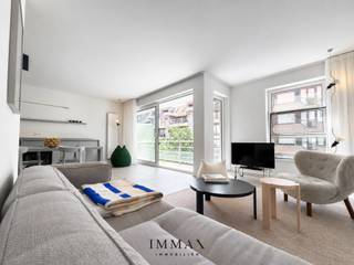 Dit volledig gerenoveerde appartement geniet van een uiterst centrale ligging nabij het centrum en het Zegemeer in Knokke en onderscheidt zich door zijn verfijnde afwerking, hoogwaardige materialen en doordacht maatwerk.<br /><br />De lichtrijke leefruimte sluit naadloos aan op de volledig uitgeruste keuken en biedt toegang tot een ruim zonneterras. Verder beschikt het appartement over twee volwaardige slaapkamers, een stijlvolle badkamer, een praktische wasplaats met aansluitingen voor wasmachine en droogkast en een apart gastentoilet.<br /><br />Alle maatkasten en binnendeuren zijn uitgevoerd in elegant essenfineer. Dankzij maatwerk in elke ruimte geniet u van uitzonderlijk veel opbergruimte. Het domoticasysteem voor verlichting en verwarming is bovendien eenvoudig te bedienen via uw smartphone.<br /><br />Extra troeven zijn de twee privatieve kelderbergingen, een gemeenschappelijke fietsenberging en de mogelijkheid tot aankoop van een ondergrondse dubbele parkeerplaats geschikt voor twee wagens.<br />Stedenbouwkundig uittreksel en maatregelenregister in aanvraag.<br /><br />Aarzel niet om ons te contacteren voor meer info: tel. : 050 62 44 14 of via knokke@immax.be