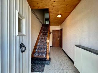 <p><span>Spacieuse maison familiale avec 4 chambres, garage, jardin et grand grenier au cœur d'Aaigem Vous recherchez une maison offrant de beaux volumes, un agréable jardin et une multitude de possibilités ? Alors, cette maison familiale située dans le cadre champêtre d'Aaigem mérite absolument une visite ! La propriété bénéficie d'un excellent emplacement central, à proximité immédiate de la charmante place du village d'Aaigem, tout en vous permettant de profiter pleinement de la campagne environnante et des nombreux sentiers de promenade. Les écoles, les transports en commun et les commerces de proximité sont tout proches, tandis que la gare et l'autoroute E40 sont facilement accessibles. Le hall d'entrée mène à un espace de vie chaleureux, avec des zones distinctes pour le salon et la salle à manger. La cuisine attenante offre un accès direct à la terrasse et au jardin : un endroit idéal pour les repas en plein air, la détente ou pour laisser les enfants jouer en toute tranquillité. À côté de la cuisine, vous trouverez une buanderie/arrière-cuisine pratique (abritant la chaudière), des toilettes séparées ainsi qu'un accès au vaste garage et au jardin. L'espace de rangement ne manque pas non plus : la cuisine donne accès à une cave, idéale pour le stockage de vos provisions et autres affaires. À l'étage, un palier spacieux dessert quatre chambres ainsi qu'une grande salle de bain équipée d'un lavabo et d'une baignoire. Cette configuration est idéale pour une famille nombreuse, mais convient également parfaitement à ceux qui souhaitent aménager un bureau, un dressing, une salle de loisirs ou une chambre d'amis supplémentaire. Et ce n'est pas tout ! Un escalier fixe, partant de l'une des chambres, mène à un vaste grenier, également accessible indépendamment depuis le garage. Ce grenier offre un potentiel considérable et peut être aménagé entièrement selon vos goûts. Chambre supplémentaire, salle de loisirs, salle de jeux ou bureau au calme ? Ici, vous pouvez véritablement personnaliser l'espace. </span><span>✨</span><span> Points forts : 4 chambres, garage spacieux, sous-sol, terrasse et jardin, grand grenier avec potentiel d'aménagement, et emplacement central dans un cadre rural. </span><span>🌿</span><span> Une maison offrant de l'espace pour aujourd'hui et des possibilités pour demain. Curieux d'en savoir plus ? Venez découvrir par vous-même le potentiel de cette maison ! Contactez Kristien au 0475 496218.</span></p>