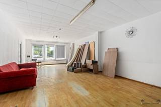 <p><span>Spacious terraced house with lots of possibilities on a plot of approx. 3a56ca in Leopoldsburg</span></p><p><span>Are you looking for a house with lots of space and various possibilities? Then this charming terraced house in Leopoldsburg is definitely worth a visit. Situated on a plot of approximately 3 are 56 centiare, this property offers an excellent opportunity for those looking for a spacious family home, a kangaroo home or an interesting investment with rental possibilities.</span></p><p><span>The property is currently divided into two separate living units, making for a particularly versatile layout. Both units each feature:</span></p><ul><li><span>a cozy living space</span></li><li><span>their own kitchen</span></li><li><span>two full-size bedrooms</span></li><li><span>a bathroom</span></li><li><span>a separate toilet</span></li></ul><p><span>This existing layout makes the property perfect for large families, compound families or parents and children who like to live together while maintaining their privacy. Investors may also see a lot of potential in this as a yield property.</span></p><p><span>In addition to the spacious living possibilities, the property has a beautiful deep garden where you can enjoy the outdoors in peace. The garden offers enough space for a cozy terrace, play area for children or the creation of a green relaxation area.</span></p><p><span>With the right refreshment and personal touch, this property can grow into a warm home or a valuable investment. The central location in Leopoldsburg also provides easy access to stores, schools, public transportation and other amenities.</span></p><p><span>Features of this property:<br />Lot of approximately 3a56ca<br />Currently divided into two living units<br />A total of 4 bedrooms<br />Ideal as a kangaroo home, family home or revenue property<br />Beautiful deep garden<br />Numerous possibilities and lots of potential<br />Centrally located near all amenities</span></p><p><span>Are you curious about the possibilities of this property? Please feel free to contact us for more information or an on-site viewing.</span></p>