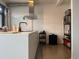 <strong>🏡 TE HUUR – Charmant gelijkvloers appartement met tuin nabij centrum Mol</strong><br /><br />Dit gezellige gelijkvloers appartement ligt in de rustige Edmond Van Hoofstraat, op wandelafstand van het centrum van Mol. 🌿<br />Het appartement werd volledig gerenoveerd en afgewerkt in een moderne industriële stijl, wat zorgt voor een warme en eigentijdse uitstraling.<br /><br />Het appartement maakt deel uit van een kleinschalig gebouw met slechts twee appartementen en werd recent volledig vernieuwd met kwalitatieve materialen en moderne toestellen.<br />Instapklaar en afgewerkt met oog voor comfort en gezelligheid.<br /><br />Indeling:<br />✨ Inkomhal met apart gastentoilet<br />✨ Lichtrijke woonkamer met aangename leefruimte<br />✨ Volledig geïnstalleerde keuken met moderne toestellen<br />✨ 1 comfortabele slaapkamer<br />✨ Badkamer met douche, wastafelmeubel en aansluiting voor wasmachine (wasplaats)<br />✨ Terras met aansluitend een zonnige tuin achteraan – perfect om te ontspannen of gezellig buiten te zitten ☀️🌱<br /><br />De grote raampartijen zorgen voor veel natuurlijke lichtinval en een mooi zicht op de tuin, waardoor de leefruimte extra aangenaam aanvoelt.<br /><br />Extra troeven:<br />🚗 Autostaanplaats voor het gebouw<br />🚲 Gemeenschappelijke fietsenberging<br />🔨 Volledig gerenoveerd appartement met nieuwe keuken en toestellen<br />📍 Rustige ligging op wandelafstand van winkels, horeca en openbaar vervoer<br /><br />Interesse om hier te wonen?<br />📞 Contacteer ons gerust voor meer informatie of een bezichtiging – we laten je dit appartement graag zelf ontdekken!