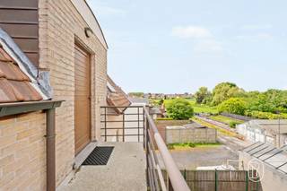 <p>Appartement prêt à emménager à quelques pas du centre d’Avelgem !</p><p>Cet appartement prêt à emménager combine confort de vie, agencement pratique et situation centrale à proximité des commerces, des écoles et des transports en commun.</p><p>DISPOSITION :<br />Hall d’entrée, lumineux séjour avec cuisine ouverte équipée et débarras pratique. L’appartement dispose également d’une grande chambre et d’une salle de bains. Une cave privative est également comprise dans la vente.</p><p>Quels sont les atouts de cet appartement ?<br />♦ séjour lumineux<br />♦ cuisine ouverte équipée avec débarras<br />♦ grande chambre<br />♦ cave privative incluse<br />♦ économe en énergie : label PEB C<br />♦ à distance de marche du centre d’Avelgem<br />♦ proche des écoles, commerces et transports en commun<br />♦ idéal pour les primo-acquéreurs, couples, personnes seules ou investisseurs</p><p>Intéressé(e) par cet appartement ?<br />Contactez-nous dès aujourd’hui : charlotte@immobeguin.be</p>