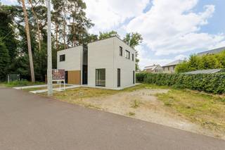 <p><span>Deze nieuwbouwwoning wordt verkocht onder het stelsel van de registratierechten in plaats van btw, wat een aanzienlijk financieel voordeel oplevert. Voor u binnentreedt in deze zeer ruime woning, vallen verscheidene elementen op: mooie, gelijmde gevelstenen (MBI Geostylistics), veel parkeermogelijkheden (ruime garage met sectionaalpoort) en onderhoudsvriendelijke materialen. Alle terrassen en looppaden rondom de woning zijn uitgevoerd in gepolierd beton. Binnen spotten we open inkomhal verbonden met de leefruimte en een trap in zwart gehamerd graniet. De leefruimte is ruim en breed opgevat, met veel lichtinval door de twee grote alu-hefschuiframen. De halfopen greeploze maatkeuken, met een handelswaarde van circa €65.000, steelt de show. Aan alles werd gedacht: een eiland met zitplaatsen, MDF gelakte fronten, composiet werkblad, kookplaat, dampkap, ingebouwde oven en microgolf, ingebouwde koelkast en vriezer, wijnkoeler en geïntegreerde stopcontacten. Qua bergruimte is voorzien in een gelijkvloerse berging en een wasplaats op de eerste verdieping. Voor de 3 ruime kamers (UTP-aansluitingen) met veel lichtinval, staan 2 badkamers ter beschikking: een badkamer met ligbad, dubbele lavabo (solid surface) en inloopdouche, plus een tweede badkamer met inloopdouche en enkel meubel. De 3 hangtoiletten werden apart ondergebracht, met handlavabo plus spiegel. Deze BEN-woning scoort goed, met vloerverwarming, warmtepomp, zonnepanelen, semi-domotica (teleruptoren), hoogwaardig eiken parket (bovenverdieping).</span></p><p><span> </span></p>