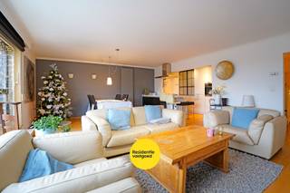 Sfeervol en instapklaar 3 slaapkamerappartement (108m²) met twee terrassen (40 m²) te Nieuwpoort-Stad.<br />Dit smaakvol ingedeelde appartement met zijn lichtrijke woonkamer met parketvloer sluit naadloos aan op de moderne keuken, compleet uitgerust met hoogwaardige inbouwapparatuur. Met drie slaapkamers, een vestiaire (hall) en bergruimte is de woning ideaal voor zowel gezinnen als tweedeverblijvers. Uniek zijn de twee zonnige terrassen, beide voorzien van een berging. Het appartement kan desgewenst gemeubileerd worden aangekocht en is direct klaar voor gebruik op een prachtige locatie, pal in het centrum, vlakbij het marktplein, tram, de Kaai, scholen, heerlijke restaurants ...<br />De vermelde prijs is een richtprijs. Elk bod,wordt voorgelegd aan de eigenaar, die zich het recht voorbehoudt om dit te aanvaarden of te weigeren.<br />KIJKDAG WOENSDAG 4/2/26 tussen 14u en 16u (inschrijven via rersidentievastgoed.be)<br />EPC: B - 3770688<br />(Ref. NI25652)