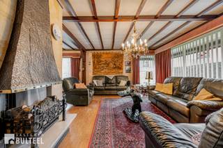 In de nabijheid van het bruisende centrum van Belsele vindt u deze te renoveren bungalow. De woning biedt u een ruime inkomhal, een lichtrijke...