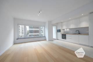 <ul>
	<li>Dit recent <strong>gerenoveerd</strong> twee slaapkamer appartement is gelegen in de Koningsstraat.</li>
	<li>Het appartement is gelegen vlakbij het strand, casino, winkelstraten, ...</li>
	<li>De indeling is als volgt: inkom, leefruimte met open keuken, <strong>twee slaapkamers</strong>, badkamer, toilet, berging en twee balkons.</li>
	<li>het appartement werd recent volledig gerenoveerd met zeer kwalitatieve materialen: Parketvloer, <strong>warmtepomp</strong>, inloopdouche, ...</li>
	<li>De keuken is voorzien van: inductie kookplaat met dampkap, micro, oven, frigo, dievries en vaatwas.</li>
	<li>Gezien de gunstige oriëntatie geniet je er van zeel veel natuurlijk <strong>daglicht en zon</strong>.</li>
	<li>Bijkomende kenmerken: <strong>gunstige EPC score</strong> - conforme elektrische keuring - asbestveilig.</li>
	<li>Het ideale tweede verblijf of investering.</li>
</ul>