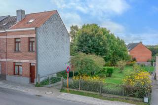 <p>Gelegen in een rustige straat op wandelafstand van het centrum van Groot-Bijgaarden. De ligging is ideaal voor wie graag woont in een groene en residentiële omgeving, maar toch vlot bereikbaar wil zijn. <br /><br />Op dit perceel kan een ruime en lichtrijke driegevelwoning worden gerealiseerd met volgende bouwvoorschriften:</p><ul><li><p>🧱 Maximale gevelbreedte: 9 m</p></li><li><p>📏 Maximale bouwdiepte: 15 m op het gelijkvloers</p></li><li><p>🏗️ Maximale bouwdiepte: 12 m op de eerste verdieping</p></li></ul><p>Er bestaat de mogelijkheid om de aanpalende woning links van het perceel mee aan te kopen. Deze kan eventueel worden afgebroken om een ruimer perceel te creëren, of geïntegreerd worden in een nieuwbouwproject. <br /><br />Contacteer ons voor meer informatie of een plaatsbezoek.</p>