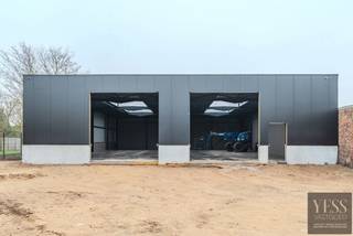 2 KWALITATIEVE NIEUWBOUWLOODSEN MET PARKEERPLAATS!Ontdek deze 2 functionele en duurzaam afgewerkte nieuwbouwloodsen, ideaal voor opslag, atelier,...