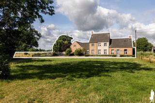 <strong>!! VERKOOP OP AANDELEN !! - Dit betekent dat de koper geen registratierechten betaalt, noch btw verschuldigd is -<br /><br />Riante en uiterst kwalitatief gerenoveerde hoevevilla (renovatie 2000-2002) nabij Postel op domein van 8.875 m² met 4 tot 6 slaapkamers, 3 badkamers, bureauruimte, eigen fitness en ruimte voor opslag en paardenstallingen. In de loods achteraan (ca. 180 m²) is een deel volledig ingericht voor het onderbrengen van paarden, pony's of andere weidedieren; een ander deel wordt momenteel gebruikt voor opslag. In de loods grenzend aan de woning (ca. 163 m²) bevindt zich nog bijkomende opslagruimte (bv. voor trailers). De ruimte is multifunctioneel en doet momenteel dienst als werkkamer en ingerichte fitnessruimte. De buitenstallen (met boxen, zadel- en verzorgingskamer) zijn voorzien van een aangrenzende graspaddock zodat dieren voldoende ruimte en bewegingsvrijheid hebben. De hoevevilla zelf is hoogwaardig afgewerkt en biedt een combinatie van wooncomfort, praktische voorzieningen (o.a. douchekamer in buitenhal, wellnessbadkamer boven, etc.) en enorm veel ruimte en lichtinval. Zij beschikt verder over een uiterst gunstige EPC-score van 175kWh/m²/jaar (label B).<br /></strong><strong><br /></strong><em>Indeling:</em><strong><br /><br /></strong><em>Gelijkvloerse verdieping:<br /></em><strong><br /></strong>Op het gelijkvloers bevindt zich een zeer ruime (ca. 60 m²) en lichtrijke woonkamer met zitgedeelte en eethoek. De aangrenzende, volledig uitgeruste keuken biedt dankzij de grote raampartijen een fraai en natuurlijk uitzicht op het tuingebeuren en de paardenstallen. Verder zijn er op deze verdieping twee afzondelrijke bureelruimtes voorzien, ideaal voor thuiswerk of administratie. Deze zijn eenvoudig om te vormen tot benedenslaapkamer, speelkamer en/of hobbyruimte, etc. Achteraan is een buitenhal/sas voorzien met gerieflijke douchekamer die uitkomt op de tuin met stallingen. Via de inkomhal met inbouwkasten (vestiaireruimte) vooraan heeft u toegang tot het gastentoilet en de bovenverdieping.<br /><br />Verder is er op deze verdieping een wasplaats en een kelderruimte. Het volledige gelijkvloers is uitgerust met comfortabele vloerverwarming.<br /><br /><em>Eerste verdieping:<br /></em><strong><br /></strong>Op het eerste verdiep bevindt zich een ruime hoofdslaapkamer met een uiterst kwaliteits- en sfeervol ingerichte ensuite badkamer. Deze badkamer is uitgerust met een bubbelbad, inloopdouche en infraroodspiegel, wat zorgt voor een heus wellnessgevoel. Daarnaast zijn er op deze verdieping bijkomend drie volwaardige slaapkamers, ideaal voor kinderen, logés of extra werk-/hobbyruimtes. Een tweede badkamer, eveneens hoogwaardig afgewerkt, bevindt zich in de nachthal en doet dienst voor de overige slaapvertrekken.<br /><br /><em>Garage:<br /></em><strong><br /></strong>Het eigendom beschikt over een groot garagegebouw met twee brede sectionale poorten. Deze ruimte is uitermate geschikt voor opslag of het stallen van rollend materieel, zoals landbouwvoertuigen of trailers. Op de bovenverdieping van het garagegebouw is er een volledig ingerichte fitnessruimte, ideaal voor wie graag thuis sport.<br /><br /><em>Stalgebouw en buitenruimte:<br /></em><strong><br /></strong>Het eigendom is bijzonder geschikt voor paardenliefhebbers. Het stalgebouw is voorzien van drie ruime boxen, elk uitgerust met automatische drinkbakken. Daarnaast is er een wasplaats , een grote opslagruimte voor voer of materiaal en een volledig uitgeruste zadelkamer. De paarden kunnen rechtstreeks naar de aanpalende, ruime weides, wat zorgt voor een optimale leefomgeving voor de dieren. De rondom gelegen weides zijn reeds afgemaakt met het oog op het houden van paarden.<br /><br /><strong>Aankoop van aandelen - koper betaalt geen registratierechten</strong>