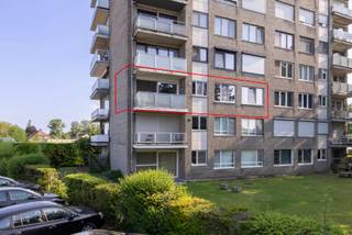 <p><strong>Appartement op toplocatie in Mol-centrum met zuidgericht terras en EPC-label C</strong></p>
<p>Op zoek naar een verzorgd appartement op een centrale ligging? Dit appartement op de derde verdieping bevindt zich in <strong>Mol-centrum</strong>, op wandelafstand van het station, winkels, horeca en andere voorzieningen. Dankzij de praktische indeling, recente vernieuwingen en het aangename terras is dit een ideale woonst voor starters, koppels, investeerders of wie graag centraal maar toch rustig woont.</p>
<p>Bij het binnenkomen kom je terecht in de <strong>inkomhal</strong>, voorzien van een <strong>apart toilet</strong>. Van hieruit wandel je verder naar de <strong>open leefruimte</strong>, waar het grote schuifraam zorgt voor veel natuurlijk licht en een mooi contact met het terras. Het aansluitende <strong>zuidgerichte terras</strong> biedt een aangenaam open zicht op groen, waardoor je hier verrassend privé kan genieten van de buitenruimte.</p>
<p>De <strong>eetkeuken werd volledig vernieuwd in 2020</strong> en is uitgerust met alle hedendaags comfort, waaronder een vaatwasser, keramische kookplaat, Amerikaanse koelkast, microgolfoven, oven en combi-stoomoven. Een praktische en stijlvolle keuken waar koken en gezellig tafelen perfect samengaan.</p>
<p>Verder beschikt het appartement over <strong>2 ruime slaapkamers</strong> en een aparte <strong>dressing</strong>, wat zorgt voor extra opbergcomfort. Doorheen het volledige appartement werd in 2020 <strong>steentapijt</strong> gelegd, wat het geheel een verzorgde en onderhoudsvriendelijke uitstraling geeft.</p>
<p>De badkamer biedt bovendien aansluiting voor <strong>wasmachine en droogkast</strong>. De ramen zijn uitgevoerd in <strong>PVC en dateren van 2014</strong>, wat bijdraagt aan het wooncomfort. Ondergronds is er nog een <strong>aparte berging</strong> aanwezig, ideaal voor extra opslagruimte.</p>
<p>Ook energetisch scoort dit appartement goed met een <strong>EPC-label C</strong>.</p>
<p><strong>Troeven van dit appartement</strong></p>
<ul>
<li>Centrale ligging in <strong>Mol-centrum</strong></li>
<li>Op wandelafstand van het <strong>station</strong></li>
<li>Gelegen op de <strong>derde verdieping</strong></li>
<li>Open leefruimte met groot schuifraam</li>
<li><strong>Zuidgericht terras</strong> met open zicht op groen</li>
<li>Volledig vernieuwde keuken van 2020</li>
<li>Twee ruime slaapkamers én dressing</li>
<li>Steentapijt doorheen het volledige appartement, geplaatst in 2020</li>
<li>PVC-ramen van 2014</li>
<li>Aparte ondergrondse berging</li>
<li>Goed EPC-label C</li>
</ul>
<p>Een verzorgd en instapklaar appartement op een uitstekende locatie, met alle comfort binnen handbereik.</p>
<p><strong>Voor de snelle beslissers!</strong></p>