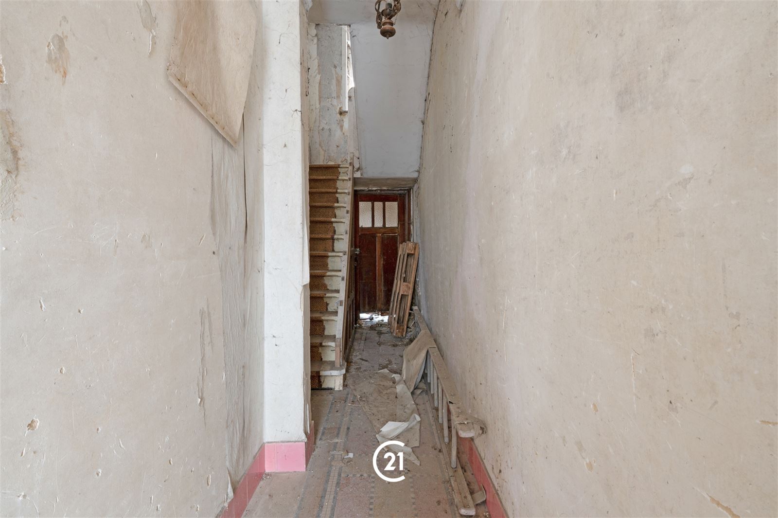 Te renoveren (of afbraak) 3 gevelwoning met tuin op 5are10 - foto 4