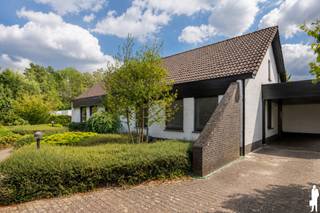 <p><strong>Deze ruime en zeer goed onderhouden villa is ideaal gelegen op een zuidgeoriënteerd perceel van ca. 1.705 m², in een rustige, groene en kindvriendelijke villawijk te Retie. De woning biedt verrassend veel ruimte en beschikt onder andere over 6 slaapkamers, 2 badkamers, een lichtrijke leefruimte en heel wat praktische bergruimte. Ook buiten is het aangenaam vertoeven dankzij de zuidgerichte tuin, het terras en de gezellige tuinkamer met open haard. De ligging vormt een bijkomende troef: bossen en talrijke fiets- en wandelroutes bevinden zich in de onmiddellijke omgeving, terwijl Retie, Postel, Dessel en Nederland op korte afstand gelegen zijn.<br /><br /></strong><span>Gelijkvloerse verdieping</span>: <span>Via de inkomhal betreedt u de woning. Rechts bevinden zich een vestiaire en een apart gastentoilet. Links geeft een deur toegang tot de ruime en lichtrijke woonkamer, die dankzij de grote raampartijen geniet van veel natuurlijk daglicht en een mooi zicht op de tuin. De leefruimte is opgedeeld in een gezellige zithoek met open haard en een eetkamer.<br /><br /></span><span>Aansluitend bevindt zich de keuken, uitgerust met een oven, elektrisch kookvuur en veel kastruimte. Naast de keuken ligt een praktische bijkeuken met ingemaakte kasten, aansluitingen voor wasapparatuur en vaatwasser en een achterdeur die rechtstreeks toegang geeft tot de tuin.<br /><br /></span><span>Via de nachthal bereikt u een eerste badkamer met douche, wastafel en toilet, een dressing en drie slaapkamers, waarvan één momenteel ingericht is als bureau en voorzien is van ingemaakte kasten. Ook één van de andere slaapkamers beschikt over ingemaakte kasten en een wastafel.<br /><br /><span>Verdieping:</span> Vanuit de inkomhal leidt de trap naar de verdieping. Hier bevinden zich nog eens drie ruime slaapkamers, waarvan twee voorzien zijn van ingemaakte kasten en een wastafel. Daarnaast is er een tweede badkamer met ligbad en douche en een apart toilet. De nachthal beschikt eveneens over praktische ingemaakte kasten. Een bijkomende troef is de bijzonder ruime opbergmogelijkheid: de schuine wanden over nagenoeg de volledige verdieping werden ingericht als bergruimte.<br /><br /><span>Buitengebeuren:</span> De woning beschikt over een aangename, zuidgerichte tuin met terras. Aansluitend aan de woning bevindt zich een gezellige tuinkamer / overdekt terras met open haard, waardoor u ook tijdens koelere momenten optimaal van de tuin kunt genieten. De tuin is achteraan volledig omheind en biedt veel rust en privacy.<br /><br />Naast de tuinkamer bevindt zich nog een praktische berging met spoelbak en technische ruimte. Aan de woning is tevens een overdekte carport voorzien, met in het verlengde een royale fietsenberging/werkplaats die heel wat extra praktische ruimte biedt. Vooraan beschikt de woning over een oprit met ruime parkeergelegenheid.<br /><br /><span>Bijzonderheden:</span> <br />- B</span>ouwjaar: 1988<br />- Centrale verwarming op aardgas via radiatoren<br />- Veluxramen voorzien van rolluiken<br />- Houten schrijnwerk<br />- Vliegenramen<br />- Kruipruimte onder de volledige woning<br />- Veel ingemaakte kasten en bergruimte<br />- Overdekte carport<br />- Rustige en kindvriendelijke villawijk<br />- Groene ligging nabij bossen en diverse fiets- en wandelroutes</p>