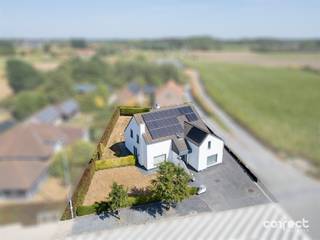 <p><span>Polyvalente woning met 4 slaapkamers en atelier.</span></p><p><span> </span></p><p><span>STARTPRIJS: Elk bod boven deze startprijs, wordt voorgelegd aan de eigenaars, die al dan niet kunnen in gaan op dit aanbod.</span></p><p><span> </span></p><p><span>Op het einde van de Koningin Astridstraat, vlakbij winkels, openbaar vervoer, scholen en de op en afrit E403, vinden we deze karaktervolle villa met heel wat ruimte terug. </span></p><p><span> </span></p><p><span>Indeling als volgt: royale inkom, 2 burelen, gastentoilet, lichtrijke woonkamer met zithoek en eetplaats, de uitgeruste keuken met eetplaats en een koele berging/kelder. Achter de keuken vinden de wasplaats terug en een badkamer met douchecel, toilet en wasbak. Via de oprit, of via de wasplaats, wordt er toegang verleend tot de ruime garage / atelier/ magazijn van +- 45 m². Boven de garage is er nog een ruime zolder met vaste trap, ideaal voor stockage. </span></p><p><span>Op het eerste verdiep vinden we 4 ruime kamers terug, de badkamer met ligbad, wastafel en toilet. Ook de zolder, te betreden met vaste trap biedt nog veel stockageruimte. </span></p><p><span> </span></p><p><span>De zongerichte tuin is privatief en volledig afgesloten, achter de woning is er nog een atelier/magazijn (voorzien van warmtepomp) aanwezig van +- 40 m² en een fietsenberging. Meerdere autostaanplaatsen dankzij de ruime, en brede oprit. </span></p><p><span> </span></p><p><span>Zeer comfortabel en energiezuinig wonen: het pand beschikt over 37 zonnepanelen, een thuisbatterij van 10 kWh, regenput van 10 000, alarmsysteem, rolluiken, maatkasten en zoveel meer.</span></p><p><span>Verwarming op mazout (tank van 3000l), keuring elektriciteit én zonnepanelen conform. </span></p><p><span> </span></p><p><span>Deze woning is zowel uitermate geschikt als gezinswoning, maar ook voor de combinatie met uw zelfstandige activiteit. De burelen, het magazijn / atelier kan bovendien volledig worden afgesplitst worden van uw privé.</span></p><p><span> </span></p><p><span>Kom de troeven zelf ontdekken en meld u aan voor een bezoek; </span></p><p><span>0496 25 35 55</span></p><p><span>emile@correctvastgoed.be</span></p><p><span> </span></p>