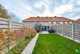 Ontdek deze recent gerenoveerde gezinswoning met 3 slaapkamers in een rustige, kindvriendelijke straat op wandelafstand van het centrum...