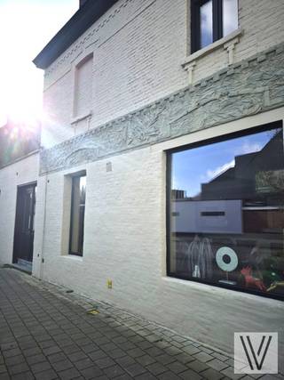 In het centrum van Izegem vind men deze hoekwoning terug, die heel wat ruimte biedt voor diverse doeleinden. Op het gelijkvloers is er de inkom met de ruime lichtrijke woonkamer/leefruimte (met bar), gevolgd door de badkamer met toilet. Er is een bijkomend zaaltje waar er momenteel een zelfstandige activiteit wordt uitgeoefend. Er is een berging/bijkeuken op het gelijkvloers en een kelder. De inpandige garage biedt plaats voor 2 wagens.  Op het eerste verdiep is er een badkamer met douche en toilet en is er een imposante Flinstones-keuken.  Er zijn 2 slaapkamers aanwezig en er is nog een mogelijkheid voor een derde slaapkamer bij te creëren op de reeds geïsoleerde zolder (met vaste trap). Wenst u ruimte en wil u toch centraal wonen? Misschien is dit iets voor u.