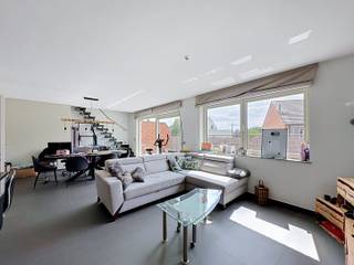<p><span>Neem vandaag nog contact op met Sara De Maeyer voor een bezoek via: </span>https://mijnhuurprofiel.be/property/786dbe84-a9bc-49c7-a48f-c16ded4451f5</p><p><br /></p><p><strong>Ruim appartement in residentiële buurt van Grimbergen (Humbeek)</strong></p><p>Dit lichtrijke appartement biedt een praktische indeling en aangenaam wooncomfort in een rustige omgeving. De ruime woonkamer van 40 m² met toegang tot het terras, vier slaapkamers, twee badkamers, een uitgeruste keuken en handige bergingen maken het ideaal voor gezinnen of wie extra ruimte zoekt. Dankzij het gunstige EPC-label A geniet u bovendien van een energiezuinige woonst.</p><p><br /></p><p><strong>Belangrijkste ruimtes:</strong></p><ul><li>Ruime woonkamer en toegang tot het terras</li><li>Uitgeruste keuken</li><li>Vier slaapkamers</li><li>Twee badkamers, waarvan één met ligbad, douche en dubbele wastafel</li><li>Terras voor een aangenaam buitenmoment</li><li>Berging met aansluitingen voor wasmachine en droogkast</li><li>Extra berging en kelder voor bijkomende opslagruimte</li></ul><p><strong>Troeven:</strong></p><ul><li>Vier volwaardige slaapkamers en twee badkamers</li><li>Energiezuinig appartement met EPC-label A</li><li>Residentiële ligging nabij scholen en openbaar vervoer</li></ul><p>Maandelijkse provisie: € 130 (voor <span>onderhoud gemene delen, syndicus, onderhoud lift, minuterie en syndicus)</span></p><p><br /></p><p>JOUW DROOMAPPARTEMENT. ZO GEVOND</p>
