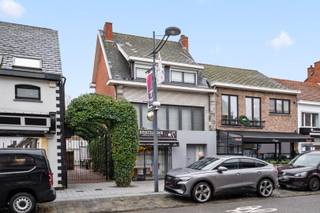 Midden in het bruisende hart van Tremelo vindt u dit mooie handelspand met woonst. Vlakbij andere kleinhandelaars, openbaar vervoer en scholen.Het...