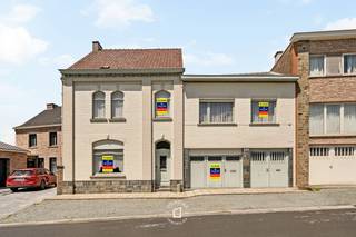 Op een centrale ligging bevinden zich deze<strong> 2 aanpalende eigendommen met een uitzonderlijk ruim volume</strong> en een prachtige, zonnige tuin. <strong>Momenteel vormen beide woningen één geheel, aangezien ze door dezelfde eigenaar werden gebruikt, maar een opsplitsing naar twee afzonderlijke entiteiten behoort perfect tot de mogelijkheden. Wildendries 9, </strong>een voormalig (handels)huis, situeert zich op <strong>een perceel van maar liefst 670 m</strong>² en biedt een waaier aan mogelijkheden voor wie op zoek is naar ruimte voor wonen, werken of een combinatie van beide. Op het gelijkvloers vinden we een ruime stockruimte(s) met garage, een royale leefruimte en een kelder. De 1e verdieping omvat een 2e leefruimte, keuken, twee slaapkamers, een berging en een zolderruimte. <strong>Wildendries 7</strong> <strong>bevindt zich op een perceel van 108 m²</strong> en beschikt op het gelijkvloers over een inkomhal, leefruimte met aansluitende keuken, douchekamer, wasplaats en kelder. Op de 1e verdieping bevinden zich 2 ruime slaapkamers van circa 16 m² en een badkamer. De zolder toegankelijk met VASTE TRAP van ongeveer 31 m² biedt bovendien nog tal van mogelijkheden om verder in te richten naar eigen wens.<strong> De absolute blikvanger van dit geheel is zonder twijfel de zalige tuin en het terras achteraan, waar u in alle rust kunt genieten van groen en privacy.</strong> Daarnaast beschikt het eigendom over bijzonder veel bergruimte, wat een grote meerwaarde vormt voor gezinnen, zelfstandigen of hobbyisten. Hoewel de woningen een opfrissing kunnen gebruiken, vormen ze een uitstekende basis dankzij hun royale volumes, authentieke charme en enorme potentieel. Verwarming gebeurt via CV op stookolie. Bovendien geniet u van een uiterst praktische ligging, met winkels, bakker, frituur, school en bushalte op wandelafstand.