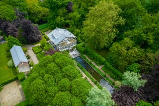 Prachtige, met veel liefde en passie gerenoveerde koloniaal eclectische villa op een L-vormig perceel van ca. 1ha in hartje Kalmthout. Deze...