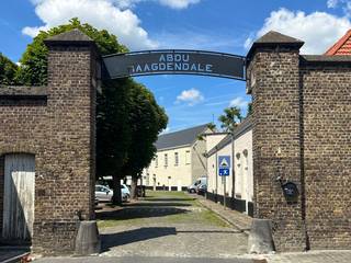 Karaktervolle STARTERSWONING MET ERFGOEDWAARDE EN UITBREIDINGSMOGELIJKHEDEN in CENTRUM OUDENAARDE. Deze TE MODERNISEREN RIJWONING, BESCHERMD...