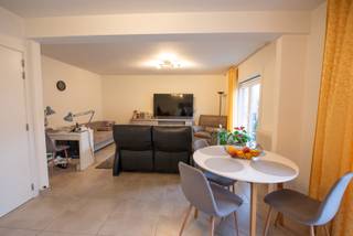 Instapklaar 2-slaapkamer appartement te huur in centrum Zulte.Winkels, scholen, bank, openbaarvervoer ligt allemaal op minder dan 500m.Oprit E17 en...