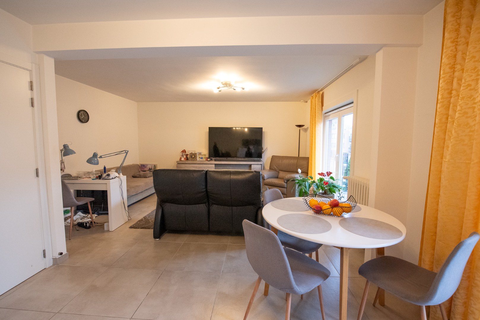 Instapklaar lichtrijk appartement met 2 slaapkamer, garagebox en zéér ruim terras! - foto 3