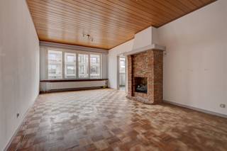 <p><span>Dit </span><span>leuk en verzorgd  2-slaapkamer</span><span> appartement met </span><span>terras en garagebox</span><span> is gelegen op een </span><span>ideale locatie</span><span> in het </span><span>centrum van Wilrijk</span><span>! De </span><span>ligging is super centraal</span><span> en binnen handbereik bevinden zich verschillende winkels, scholen en openbaar vervoer. De </span><span>bereikbaarheid</span><span> naar invalswegen is hier ook uitstekend.</span></p><p><span> </span></p><p><span>Het appartement is gelegen op de </span><span>2de verdieping</span><span> van een kleinschalig gebouw (zonder lift). Bij het betreden van het appartement komen we in de</span><span> inkomhal </span><span>die ons toegang geeft tot alle ruimtes waaronder het </span><span>apart toilet</span><span>. Vanuit de inkomhal krijgen we direct toegang tot de </span><span>lichtrijke living. </span><span>De </span><span>keuken is geïnstalleerd</span><span> en voorzien van een aansluiting voor wasmachine. Achteraan bevinden zich de </span><span>2 slaapkamers</span><span> waarvan 1 grote en 1 kleine. Er is een </span><span>terras</span><span> dewelke toegankelijk is vanuit de kleine slaapkamer. </span></p><p><span> </span></p><p><span>De </span><span>badkamer</span><span> is voorzien van een ligbad en een lavabo. Daarnaast is er een </span><span>extra berging</span><span> aanwezig, wat zorgt voor bijkomende opbergruimte.</span></p><p><span>Tot slot is er nog een </span><span>garagebox</span><span> inbegrepen in de huurprijs.</span></p><p><span> </span></p><p><span>Indeling:</span></p><p><span> </span></p><p><span>- Ruime en lichte woonkamer </span></p><p><span>- Geïnstalleerde keuken met aansluiting voor wasmachine</span></p><p><span>- Badkamer met ligbad en lavabo</span></p><p><span>- Apart toilet</span></p><p><span>- Slaapkamer 1</span></p><p><span>- Slaapkamer 2</span></p><p><span>- Terras (8m²)</span></p><p><span>- Berging</span></p><p><span>- Garagebox inbegrepen</span></p><p><span> </span></p><p><span>Bijzonderheden:</span></p><p><span> </span></p><p><span>- Onmiddellijk beschikbaar</span></p><p><span>- Forfait gemeenschappelijke kosten €25/ maand</span></p><p><span>- Alle nutsvoorzieningen op eigen meter</span></p><p><span>- Huurcontract van lange duur</span></p><p><span>- Onderhoud gemene delen op basis van een beurtrol</span></p><p><span> </span></p><p><span>Ben jij geïnteresseerd in dit appartement te huur in Wilrijk, ben je op zoek naar ander vastgoed of wens je de waarde van jouw eigendom te kennen? Dan ben je bij BOLT immo aan het juiste adres! Wij helpen jou graag verder.</span></p><p><span> </span></p>