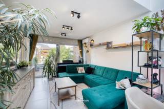 Deze instapklare en trendy woning uit 2004 bevindt zich op een uitstekende locatie in het centrum van Temse, op wandelafstand van winkels, openbaar vervoer, restaurants en scholen. De woning combineert een aangename, moderne uitstraling met een praktische indeling en geniet doorheen de dag van bijzonder veel natuurlijke lichtinval.<br /><br />De gezellige leefruimte staat rechtstreeks in verbinding met de tuin en vormt samen met de geïnstalleerde open keuken het hart van de woning. Dankzij de lichtstraat geniet de keuken van extra veel daglicht en ontstaat er een aangename, open leefomgeving. Vanuit de leefruimte heb je een mooi zicht op de verzorgde siertuin, het gezellige terras en het tuinhuis.<br /><br />De woning beschikt over drie mooie slaapkamers, een badkamer met ligbad en twee toiletten. Daarnaast is er voldoende opbergruimte voorzien, wat zorgt voor extra praktisch wooncomfort. Ook aan fietsen is gedacht dankzij de aanwezige fietsenberging.<br /><br />De woning werd gebouwd in 2004 en beschikt over een volledig conforme elektrische installatie. De aanwezigheid van zonnepanelen in combinatie met een batterij vormt bovendien een mooie troef op vlak van energiezuinigheid.<br /><br />Een bijzonder aangename woning op een topligging, met veel licht, drie slaapkamers, een gezellige tuin en tal van hedendaagse comfortelementen. Een instapklare topwoning die binnen haar prijscategorie absoluut het ontdekken waard is.