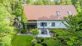 Ontdek deze<strong> prachtige villa </strong>in het idyllische Waasmunster. Gelegen <strong>temidden van het groen </strong>vormt deze woning de <strong>perfecte uitvalsbasis voor heerlijke wandelingen</strong>. Toch blijft u op fietsafstand van het dorpscentrum, met winkels, scholen en sportfaciliteiten vlakbij en geniet u - dankzij de nabijheid van de E17 - bovendien van een <strong>vlotte verbinding naar Antwerpen en Gent</strong>.<br /><br />Vanaf minuut één word je ondergedompeld in de <strong>gezellige, landelijke stijl</strong> van deze <strong>recente villa</strong> (bouwjaar 2010). <br />Op het gelijkvloers bevindt zich de <strong>master bedroom met ensuite badkamer </strong>(met bad, douche, dubbele wastafel), een mooie dressing én een groot raam met zicht op de tuin. Opstaan en meteen genieten van het groen, dus. In de <strong>prachtig aangelegde tuin</strong> rondom het hele huis heb je veel privacy en de hele dag zon op het <strong>zuid gerichte terras</strong>. Nog meer sfeer in de woonkamer met zijn <strong>eiken parketvloer en orangerie</strong>. De <strong>grote raampartijen</strong> trekken de aangename, natuurlijke lichtinval in elk seizoen naar binnen. De volledig geïnstalleerde, open keuken met eiland vormt een heerlijke plek om samen te koken, te praten en te genieten. Een aansluitende kelderruimte voorziet extra bergruimte.<br /><br />Verder op het gelijkvloers: een bureauruimte die ook dienst kan doen als extra slaapkamer. Aansluitend bevindt zich een <strong>polyvalente ruimte</strong>, met aansluitingen voor wasmachine en droogkast, en rechtstreekse toegang tot de tuin — ook<strong> ideaal voor een vrij beroep </strong>of<strong> </strong>als hobbyruimte. De woning heeft verder een <strong>ruime oprit </strong>en extra parkeergelegenheid voor meerdere wagens aan de straatzijde.<br />Op de eerste verdieping vind je een ruime nachthal, <strong>drie comfortabele slaapkamers</strong>, waarvan één met douche en toilet. <br /><br />Deze villa is een zeldzame kans in Waasmunster voor wie op zoek is naar een woning waar <strong>energiezuinigheid, groen en comfort </strong>samenkomen.<br />Bel voor info of een vrijblijvend bezoek naar : 03 502 98 74 of mail naar alexandra@claves.be<br /><br /><span><em>Vastgoedinfo in aanvraag</em></span>