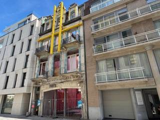 Bent u op zoek naar een rendabele investering of een kleinschalig ontwikkelingsproject (5 éénheden) op een toplocatie? Dit vergund project in de Kerkstraat 6 te Oostende , vlakbij De Markt, biedt alles wat u nodig heeft om meteen van start te gaan. <br /><br /><u>Troeven van het project:</u><br /><br />- Vergund project voor 4 appartementen (waaronder duplex) en een handelsruimte.<br />- Charmante voorgevel blijft behouden en is opgenomen bij erfgoed.<br />- Stabiliteitsdossier volledig klaar – gebouw dient op palen te komen, geen kelder.<br />- Afbraakwerken reeds uitgevoerd en gevelschoring is voorzien.<br />- Plannen zijn getekend en offertes ruwbouw beschikbaar – u kan dus onmiddellijk starten.<br /><br /><br /><u>Ligging:</u><br /><br />- Centraal in Oostende, op enkele stappen van de Grote Markt.<br />- Nabij winkels, horeca, openbaar vervoer en alle stadsvoorzieningen.<br /><br /><br /><u>Ideaal voor:</u><br /><br />- Projectontwikkelaars die op zoek zijn naar een instapklaar dossier.<br />- Investeerders die willen inspelen op de sterke vraag naar woonunits en commerciële ruimte in het centrum.<br />- Aannemers die zelf willen ontwikkelen.<br /><br />!!!Voor enkele appartementen en de handelsruimte zijn er reeds geïnteresseerde kandidaten.<br /><br />Meer info? Contacteer DRL VASTGOED, 050 65 95 95 of info@drlvastgoed.be