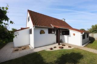 Droomt u van een eigen plek aan de Belgische kust waar rust, natuur en comfort perfect samenkomen? Dan is deze uitstekend onderhouden en instapklare vakantiewoning met drie slaapkamers in het geliefde vakantiepark <em>Zeewind II</em> in Bredene precies wat u zoekt.<br />Op het domein kunnen bewoners gebruikmaken van een gemeenschappelijk buitenzwembad en een speelzone voor kinderen, wat deze eigendom bijzonder aantrekkelijk maakt als tweede verblijf voor het hele gezin.<br />Deze authentieke visserswoning ademt charme en gezelligheid en bevindt zich in een groene, familievriendelijke omgeving op slechts 800 meter van het strand en de duinen. Vanuit de woning wandelt u rechtstreeks naar het prachtige natuurgebied tussen zee en duinen, terwijl de nabijgelegen kusttram u rechtstreeks verbindt met kussteden zoals Oostende, De Haan en Knokke.<br />Via de gratis overzetboot aan de Oosteroever bereikt u bovendien snel het centrum van Oostende.<br />Binnen geniet u van een praktische en comfortabele indeling. Op het gelijkvloers bevinden zich een gezellige leefruimte, een volledig uitgeruste keuken, een slaapkamer, een ruime inkomhal, een badkamer en een apart gastentoilet. Op de verdieping vindt u nog twee volwaardige slaapkamers, ideaal voor familie en gasten. De woning beschikt daarnaast over een privatieve parkeerplaats vlakbij.<br />Een absolute meerwaarde is de zonnige, zuidgerichte tuin op een perceel van 284 m². Dankzij de ligging naast een natuurdomein met park en bos geniet u van maximale rust, privacy en een aangenaam open gevoel. Hier komt u volledig tot ontspanning in een verzorgde groene omgeving. Praktische buitenberging aanwezig.<br /><strong>Extra troeven:</strong>
<ul>
<li><span>Instapklare vakantiewoning met 3 slaapkamers </span></li>
<li><span>Op wandelafstand van strand, zee en duinen </span></li>
<li><span>Zuidgerichte tuin op 284 m² </span></li>
<li><span>Grenzend aan natuurgebied, park en bos </span></li>
<li><span>Privatieve parkeerplaats </span></li>
<li><span>Gemeenschappelijk zwembad en speelzone </span></li>
<li><span>Vernieuwde elektrische installatie </span></li>
<li><span>Rustige en groene ligging </span></li>
</ul>
Of u nu op zoek bent naar een zorgeloze tweede verblijfplaats aan zee of een interessante investering aan de Belgische kust: deze charmante vakantiewoning biedt alles om jarenlang te genieten van rust, natuur en ontspanning.<br /><strong>Interesse? Contacteer ons vandaag nog voor een bezoek en ontdek zelf de unieke troeven van deze eigendom.</strong><br />